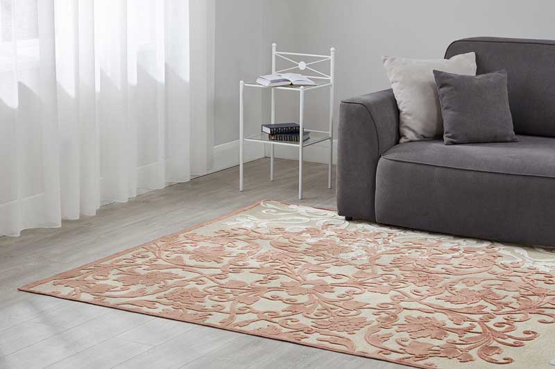 Ковер возле дивана